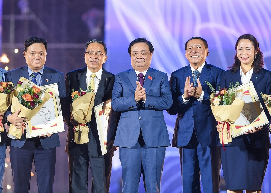 Ông Phạm Thiếu Hoa - đại diện Tập đoàn Vingroup (thứ hai từ trái sang) nhận giải thưởng “Không gian trưng bày tiêu biểu” tại Lễ bế mạc Triển lãm Thành tựu đất nước