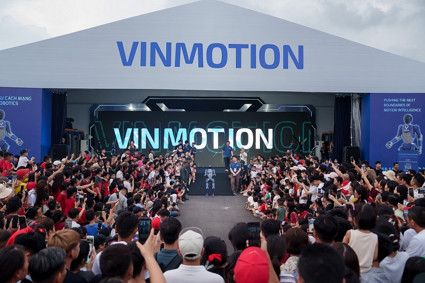 Gian hàng Vingroup ngoài trời thu hút đông đảo du khách