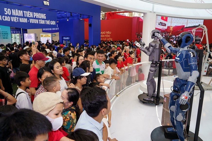 Không gian triển lãm trong nhà của Vingroup luôn chật kín du khách trải nghiệm, tương tác