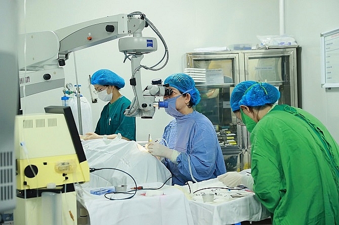 mổ mắt thay thủy tinh thể chống mù lòa cho người cao tuổi có hoàn cảnh khó khăn