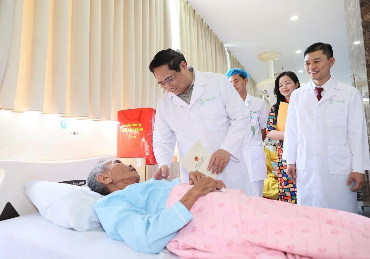 Thủ tướng Phạm Minh Chính thăm, tặng quà và động viên bệnh nhân đang điều trị tại Bệnh viện Đa khoa Quốc tế Hợp Lực, tháng 11/2023.