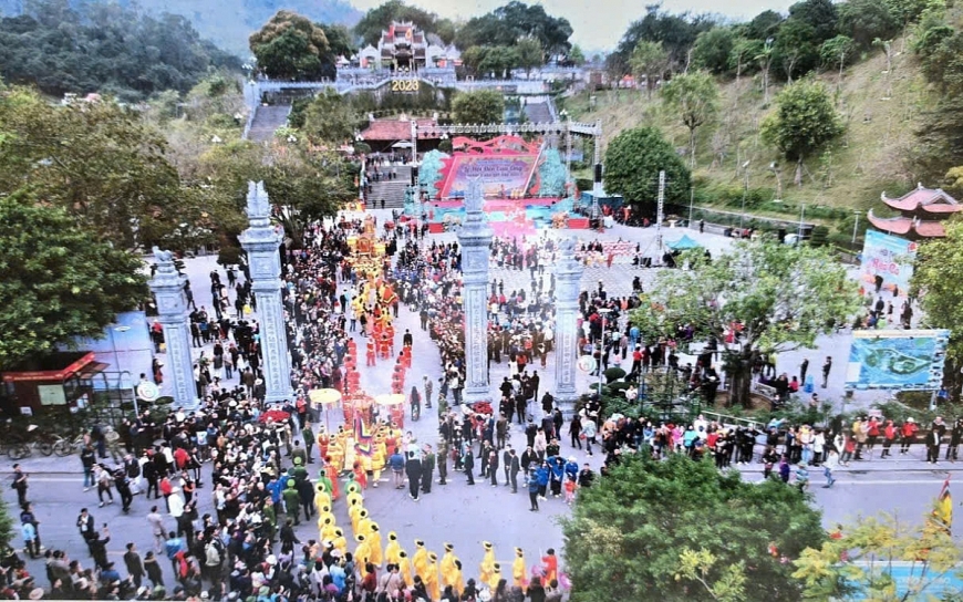 Toàn cảnh lễ hội đền Cửa Ông.(Ảnh: Ban Quản lý Đền).