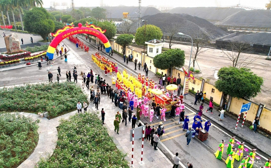                          Đoàn rước Đức Ông vi hành.(Ảnh: Ban Quản lý Di tích).