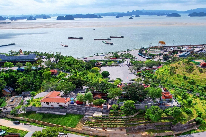             Đền Cửa Ông  nhìn ra vịnh Bái Tử Long.(Ảnh: Vũ Công Thành).