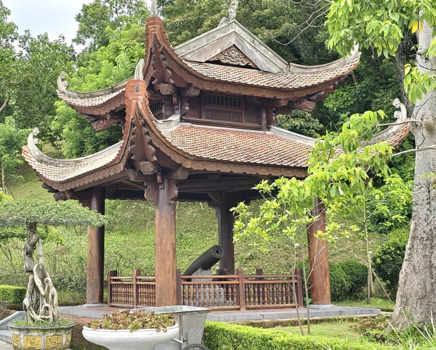                          Quả bom của đế quốc Mỹ thả xuống đền nhưng không phát nổ được để trong Nhà trưng bày di tích chiến tranh. (Ảnh: An Nhiên)    