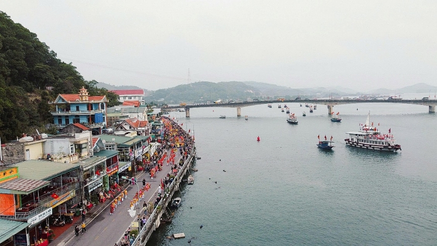         Lễ rước Đức Ông Trần Quốc Tảng trên bộ và dưới biển.(Ảnh: BQL đền)   