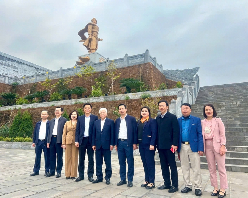 Ông Đỗ Văn Chiến, Ủy viên Bộ Chính trị, Bí thư Trung ương Đảng, Chủ tịch Ủy ban Trung ương Mặt trận Tổ quốc Việt Nam (thứ 5 từ trái sang) chụp ảnh lưu niệm cùng đại diện lãnh đạo tỉnh Quảng Ninh, lãnh đạo địa phương  dưới chân tượng đài Đức Ông Trần Quốc Tảng. (Ảnh: Ban Quản lý Di tích).