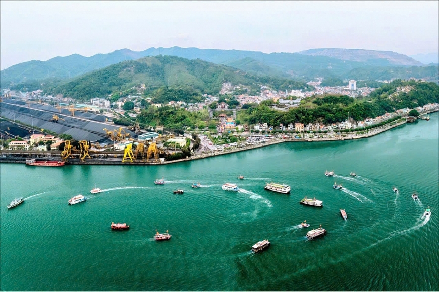 Lễ rước Đức Ông trên biển. (Ảnh: Ban Quản lý Di tích).