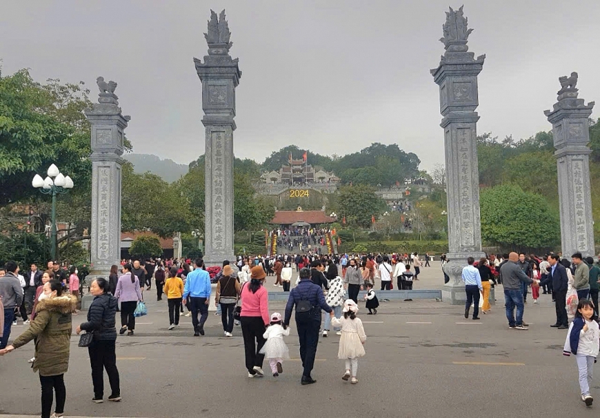    Du khách thập phương hành hương, chiêm bái Đền Đức Ông Trần Quốc Tảng trong dịp lễ hội .(Ảnh: An Nhiên)