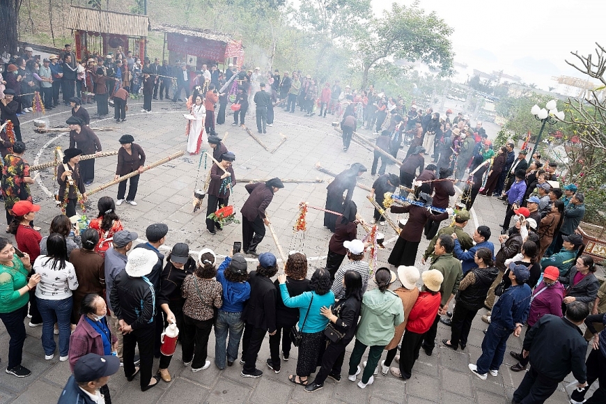      Hội thi vừa hành quân vừa nấu cơm tại Lễ hội Đền Cửa Ông. (Ảnh: Ban Quản lý Di tích).