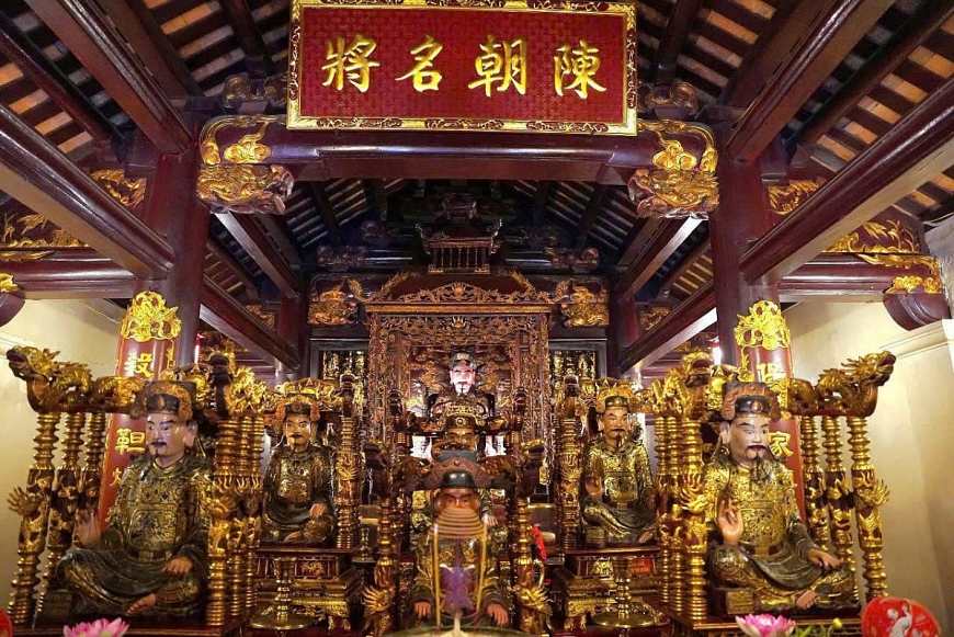 Tượng Đức Ông Trần Quốc Tảng (ngồi ở ngai giữa) cùng các vị tướng nổi tiếng nhà Trần gồm: Trần Quốc Toản, Trần Quang Triều, Hà Đặc, Phạm Ngộ, Trần Bình Trọng, Trần Thì Kiến.  (Ảnh: Vũ Công Thành).