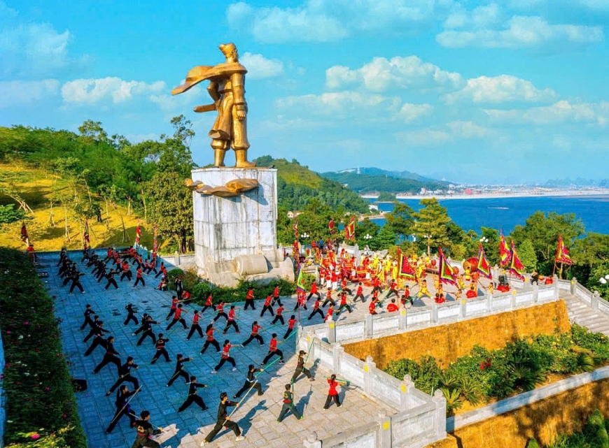  Tượng đại Hưng Nhượng Đại vương Trần Quốc Tảng tại khu di tích lịch sử quốc gia đặc biệt đền Cửa Ông nơi diễn ra các hoạt động văn hóa truyền thống. (Ảnh: Ban Quản lý Di tích).