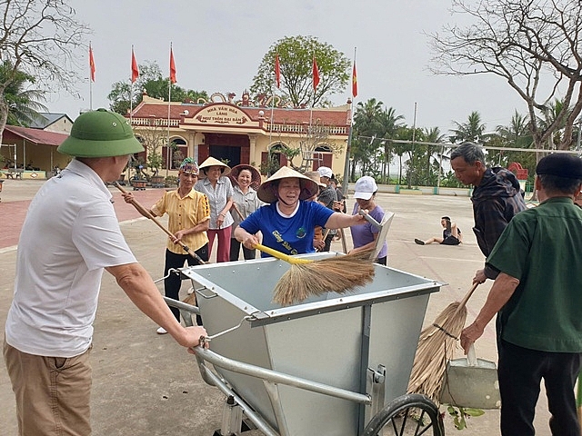 NCT thôn Ngư - Thôn Đại Bản tích cực tham gia dọn vệ sinh môi trường.