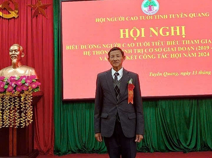 Ông Trần Viết Phượng tại Hội nghị biểu dương NCT tiêu biểu tham gia xây dựng hệ thống chính trị ở cơ sở huyện Sơn Dương (cũ), giai đoạn 2019 - 2024.