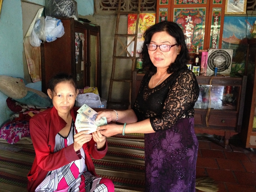 Bà Mộng Cầm trao tiền giúp bệnh nhân nghèo ở xã Tràm Chim.