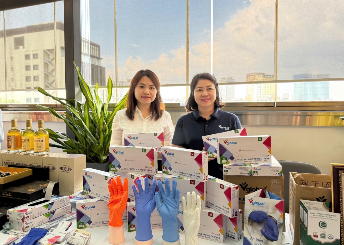 Khu vực trưng bày giới thiệu sản phẩm găng tay Nitrile không bột mang thương hiệu Vglobal.