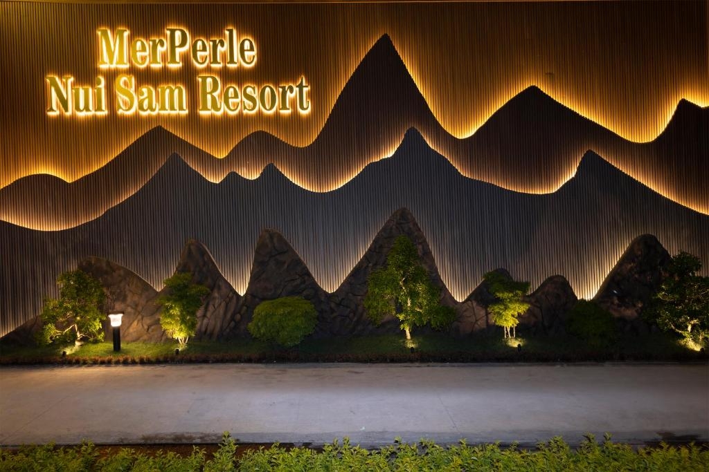 Hành hương Chùa Bà Châu Đốc: Điểm du lịch tâm linh hấp  người cao tuổi