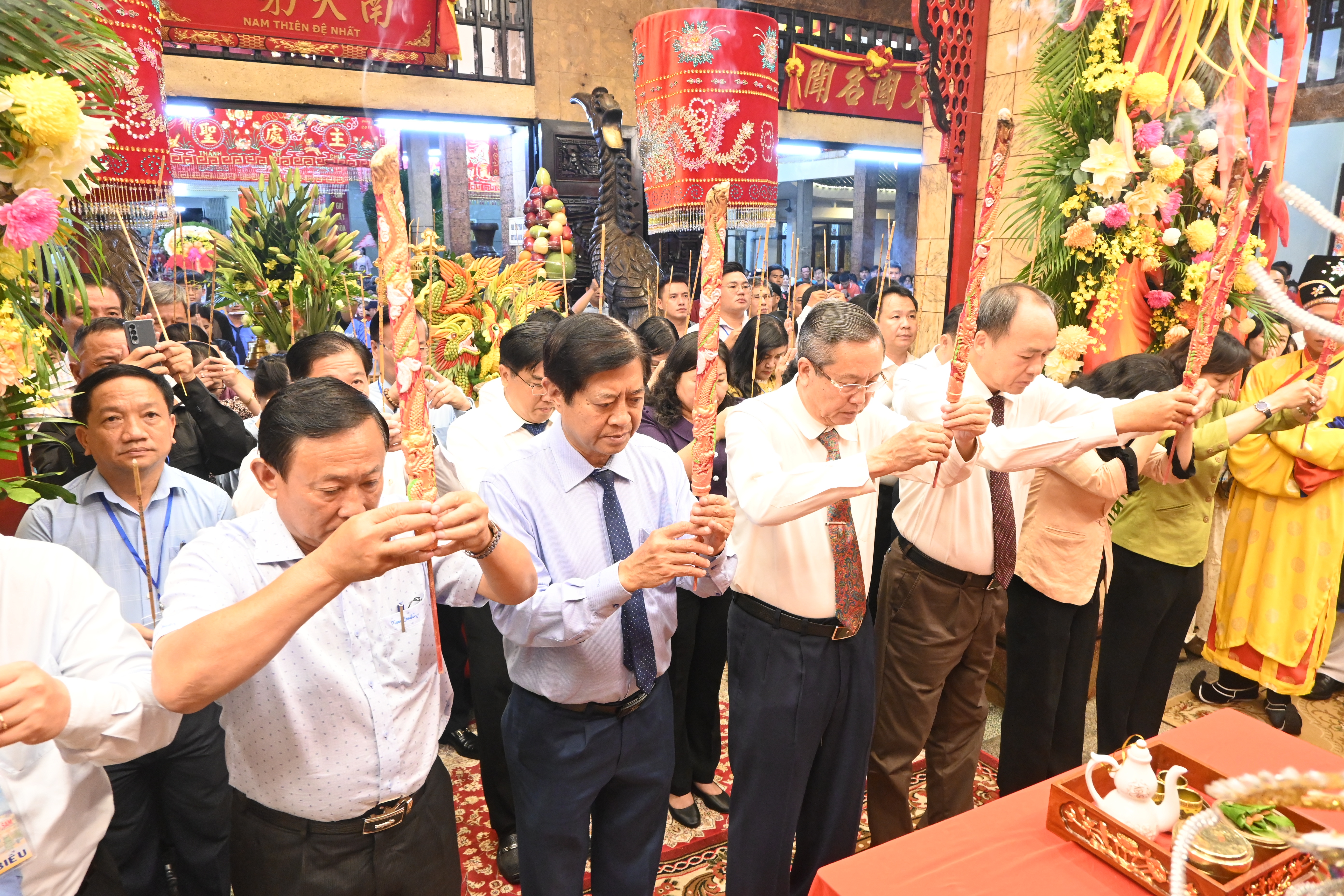 Hành hương Chùa Bà Châu Đốc: Điểm du lịch tâm linh hấp  người cao tuổi