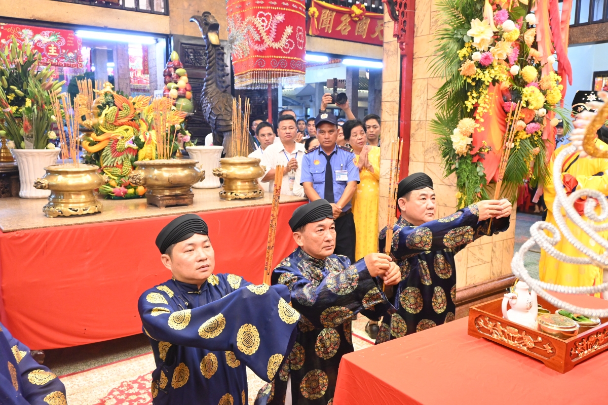 Hành hương Chùa Bà Châu Đốc: Điểm du lịch tâm linh hấp  người cao tuổi