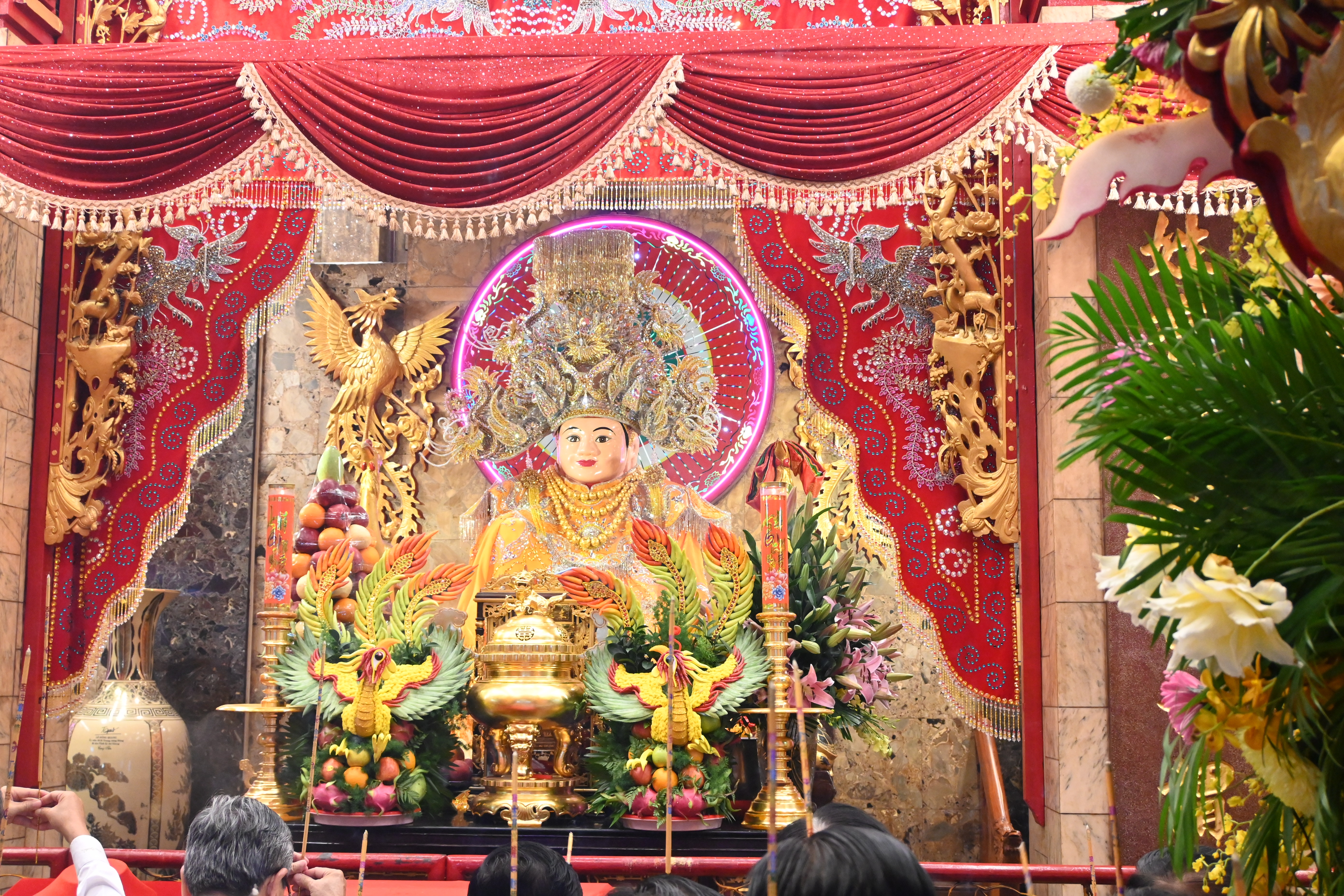 Hành hương Chùa Bà Châu Đốc: Điểm du lịch tâm linh hấp  người cao tuổi