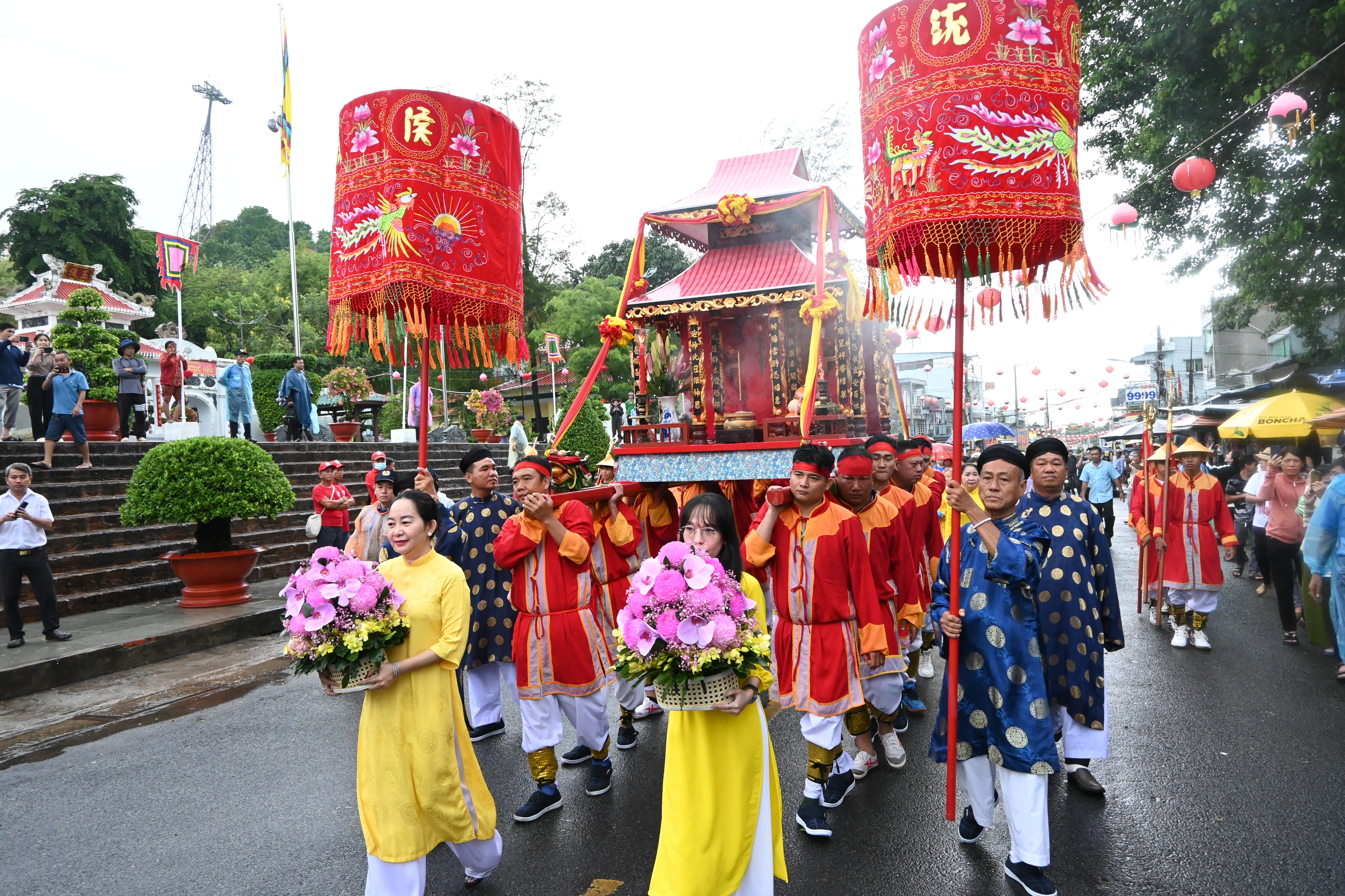 Hành hương Chùa Bà Châu Đốc: Điểm du lịch tâm linh hấp  người cao tuổi