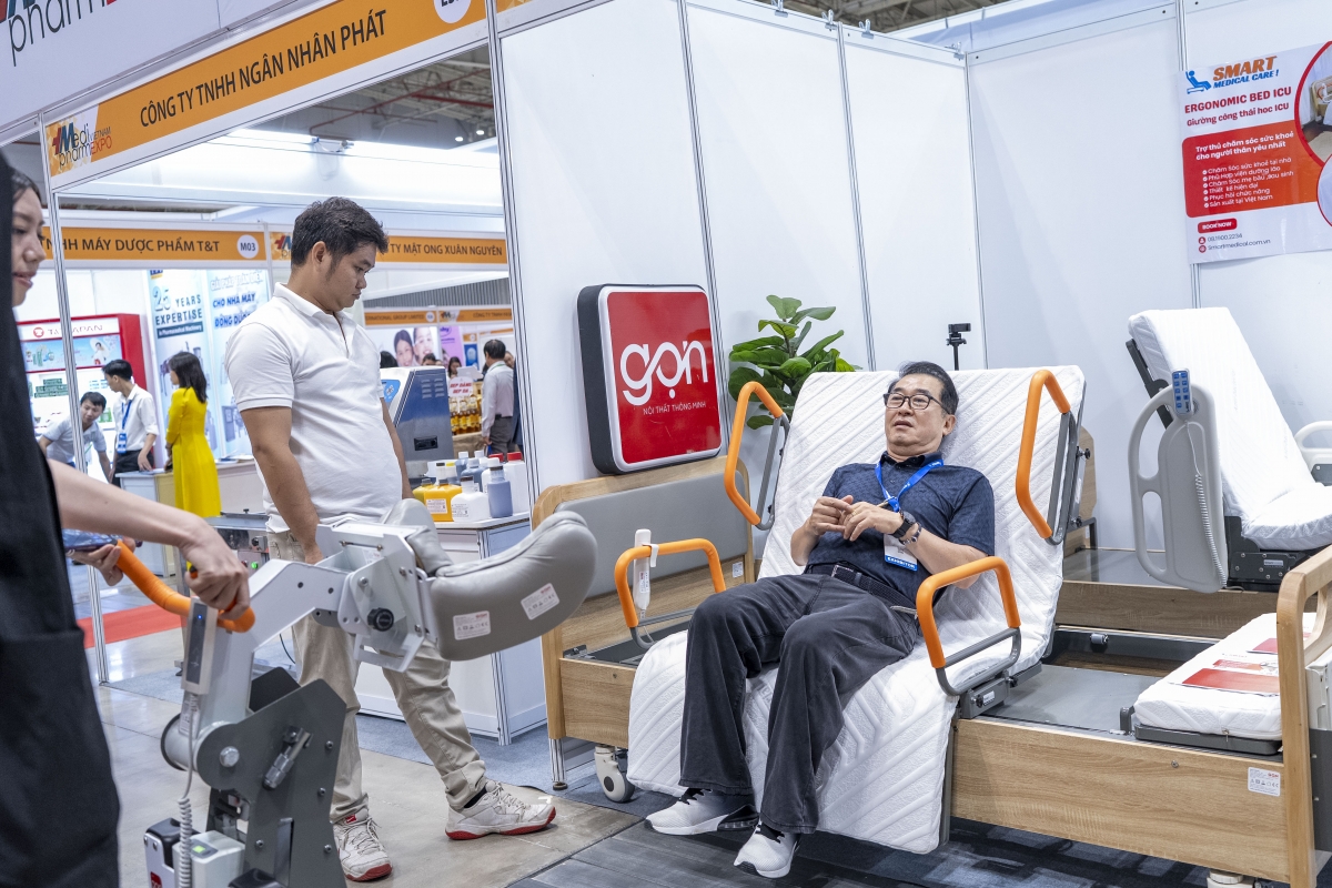 Giường điều dưỡng điện cho người cao tuổi