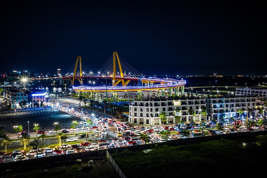 Đảo Vũ Yên tấp nập xe cộ, minh chứng cho sức hút khổng lồ với du khách và nhà đầu tư 