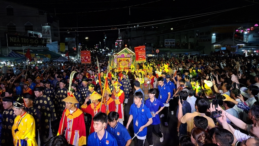 Hành hương Chùa Bà Châu Đốc: Điểm du lịch tâm linh hấp  người cao tuổi