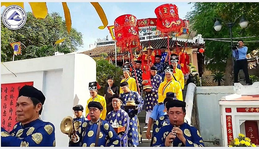 Hành hương Chùa Bà Châu Đốc: Điểm du lịch tâm linh hấp  người cao tuổi