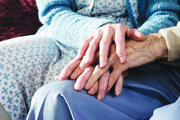 Một cái chạm tay hơn lời yêu thương