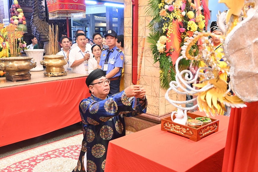 Hành hương Chùa Bà Châu Đốc: Điểm du lịch tâm linh hấp  người cao tuổi