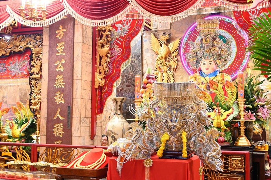 Hành hương Chùa Bà Châu Đốc: Điểm du lịch tâm linh hấp  người cao tuổi