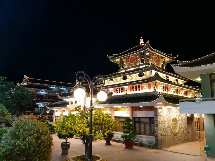 Hành hương Chùa Bà Châu Đốc: Điểm du lịch tâm linh hấp  người cao tuổi