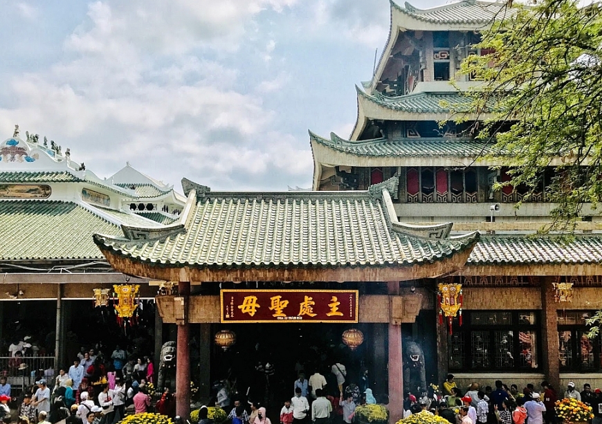 Hành hương Chùa Bà Châu Đốc: Điểm du lịch tâm linh hấp  người cao tuổi