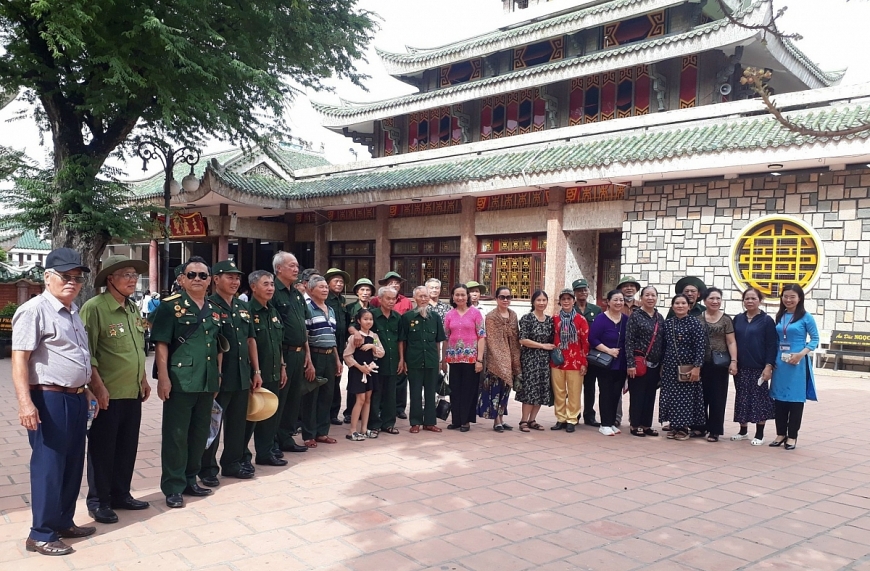 Hành hương Chùa Bà Châu Đốc: Điểm du lịch tâm linh hấp  người cao tuổi