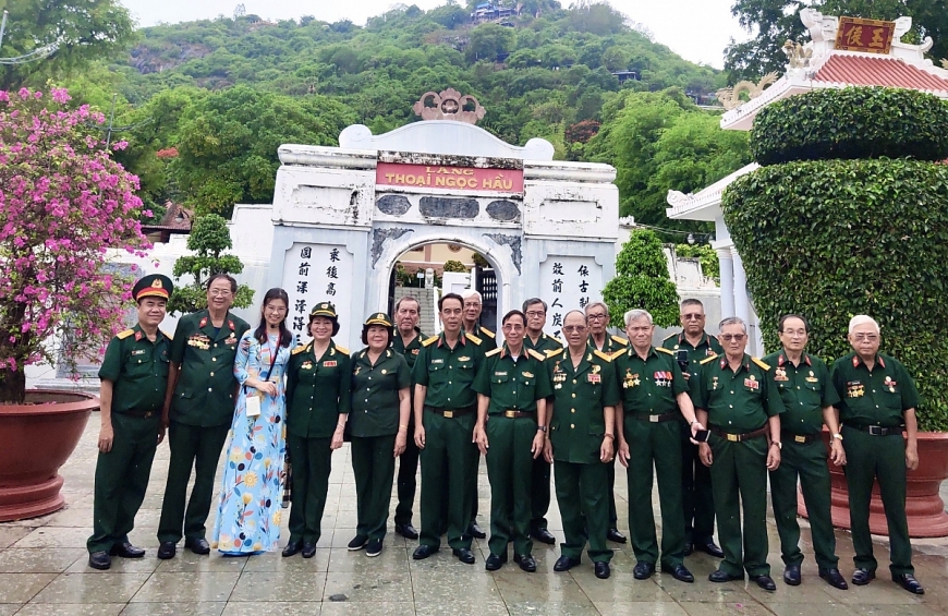 Hành hương Chùa Bà Châu Đốc: Điểm du lịch tâm linh hấp  người cao tuổi