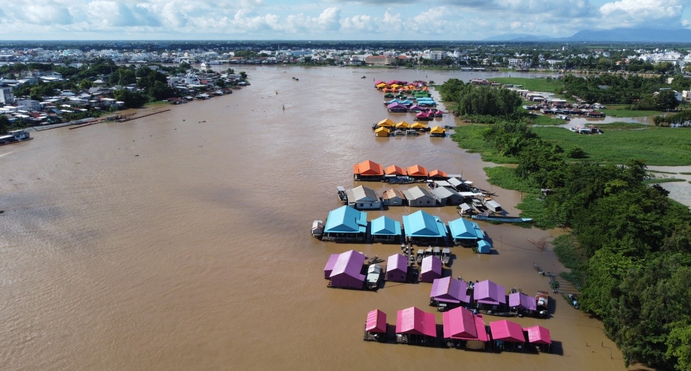 Hành hương Chùa Bà Châu Đốc: Điểm du lịch tâm linh hấp  người cao tuổi