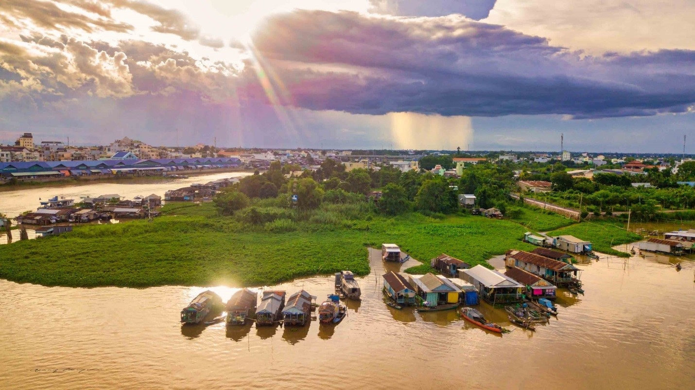 Hành hương Chùa Bà Châu Đốc: Điểm du lịch tâm linh hấp  người cao tuổi