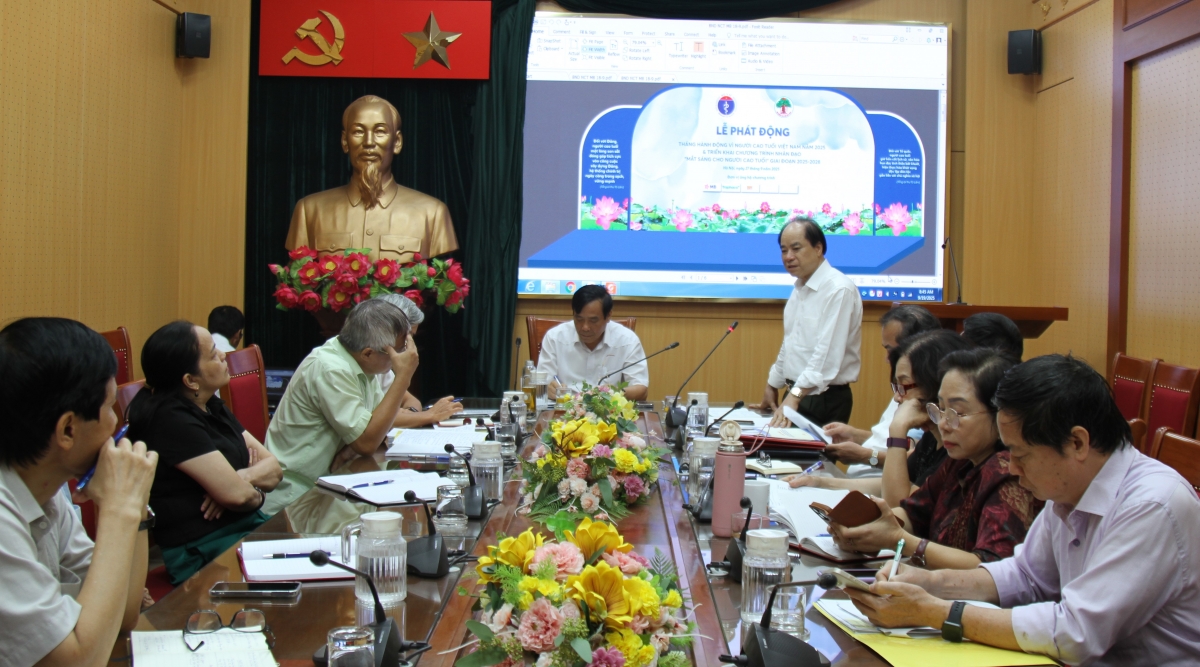 Phó Chủ tịch Thường trực Trương Xuân Cừ phát biểu tại cuộc họp 