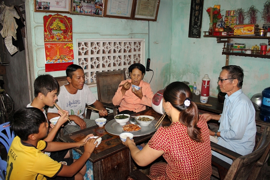 Người cao tuổi “giữ lửa” gia đình