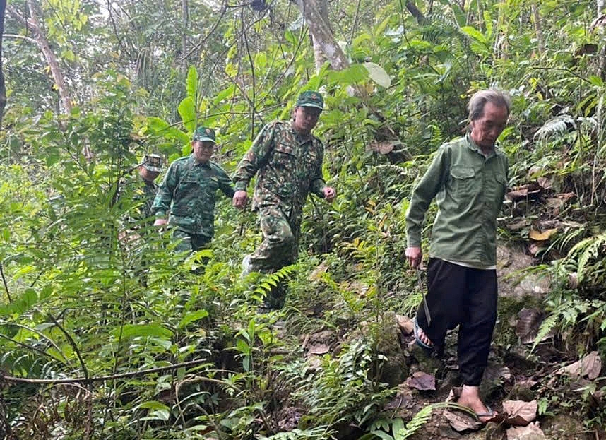 Già làng, người có uy tín cùng bộ đội biên phòng tuần tra đường biên, cột mốc.