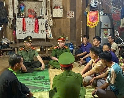 Già làng mời bí thư chi bộ, công an và thầy mo có uy tín trong bản họp gấp.