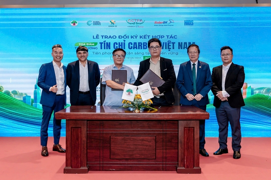 Đại diện Trung ương Hội NCT Việt Nam và CCPTA ký kết chương trình phối hợp thực hiện Dự án trồng 16 triệu cây xanh