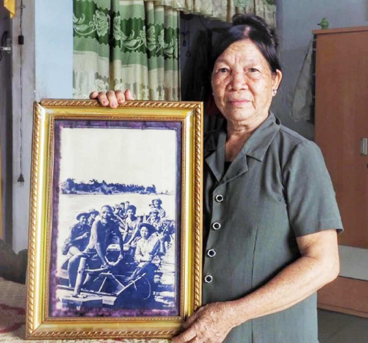 Bà Thu bên cạnh bức ảnh đi cùng năm tháng. 6: Bà Thu với căn nhà nhỏ của mình ở làng Giang Hến bên bờ bắc sông Thạch Hãn. 7: Cựu chiến binh Lê Bá Dương thăm và tặng quà bà Thu ngày đầu tháng 9.