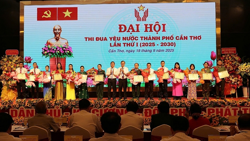 Lãnh đạo TP. Cần Thơ biểu dương các tập thể, cá nhân có thành tích tiêu biểu xuất sắc trong phong trào thi đua yêu nước (2)