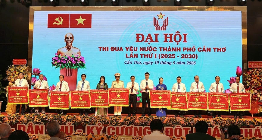 Lãnh đạo TP. Cần Thơ trao tặng Cờ thi đua cho 11 tập thể