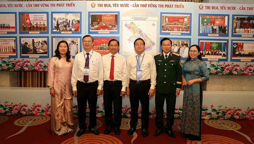 Lãnh đạo TP.Cần Thơ thăm quan khu triển lãm ảnh phục vụ Đại hội Thi đua yêu nước