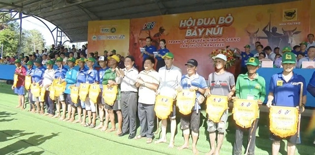 Ban tổ chức trao cờ lưu niệm cho đại diện chủ 64 đôi bò tham gia tranh tài