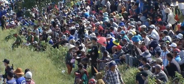 Đông đảo người dân và du khách đến xem và cổ vũ trong đó có người cao tuổi