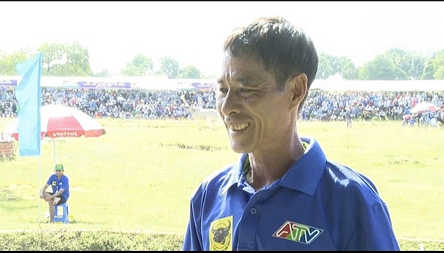 Ông Nguyễn Văn Quyên, ngoài 60 tuổi, đại diện cho đôi bò phường Tịnh Biên, tỉnh An Giang tham gia tranh tài tại lễ Hội